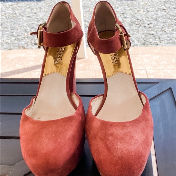 MICHAEL KORS Suede Platform Pump - Picture 3 of 3